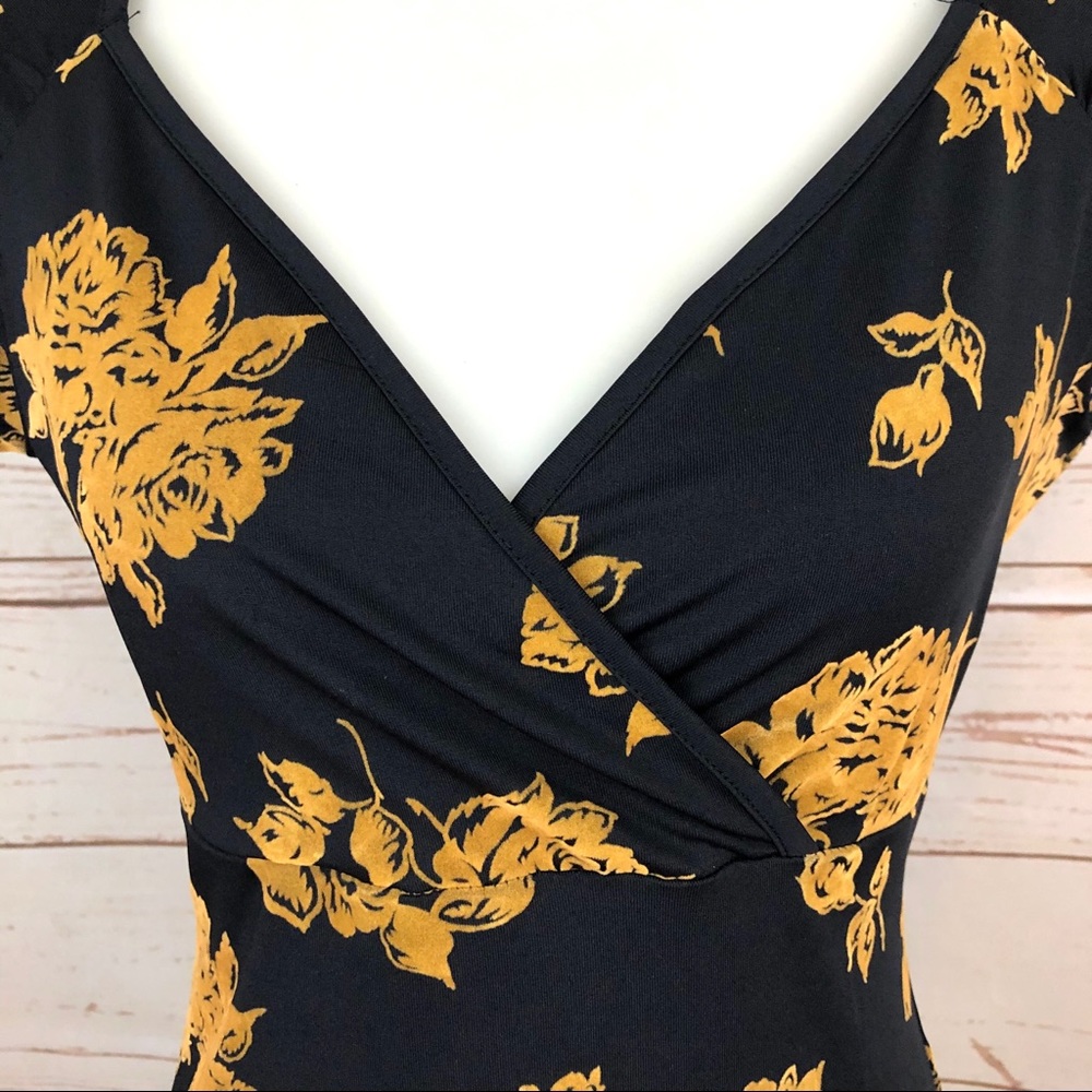 Louie et Lucie Retro Velvet Floral Surplice Dress - Picture 4 of 9